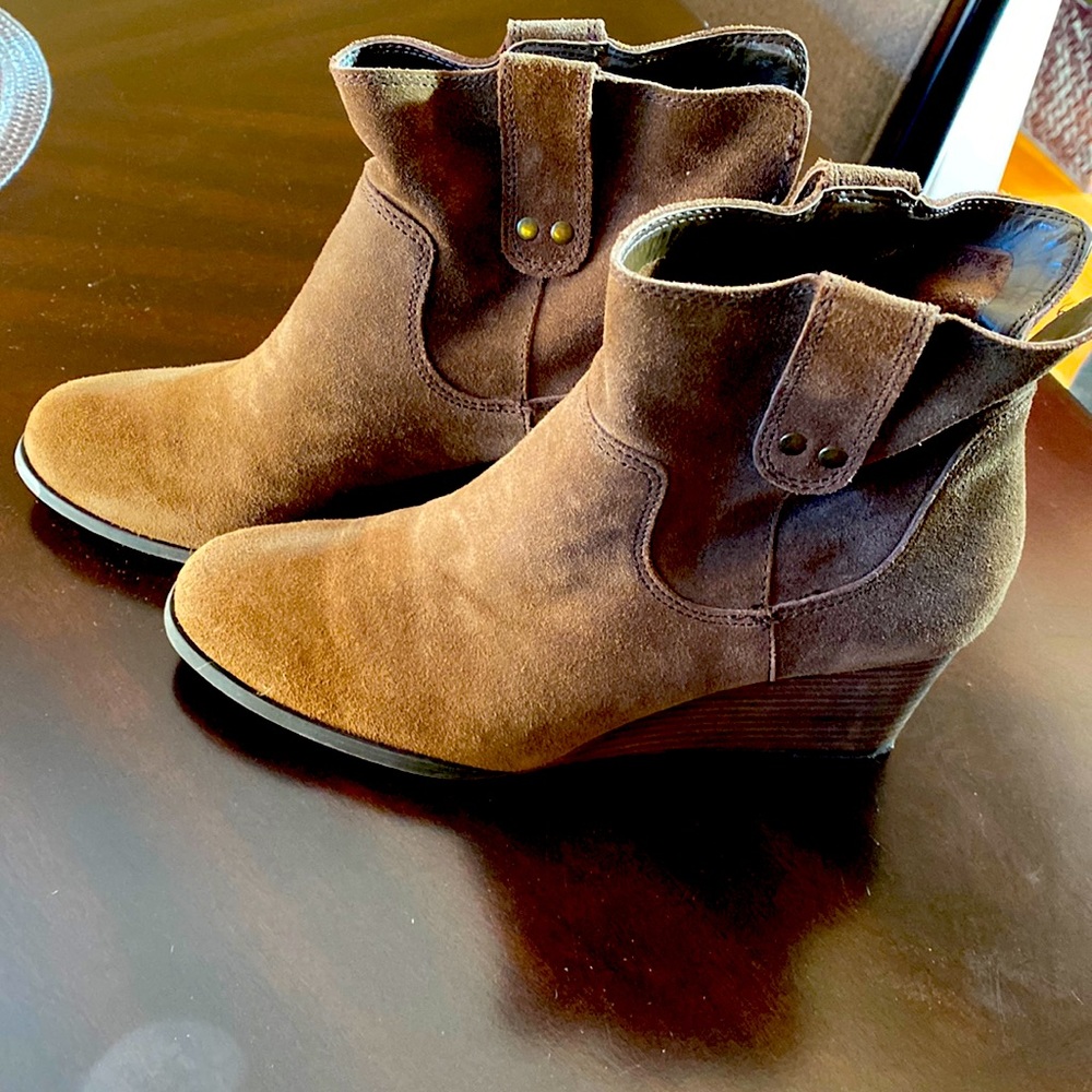 Beige Sued ankle boots with the split in the back. Size 38.